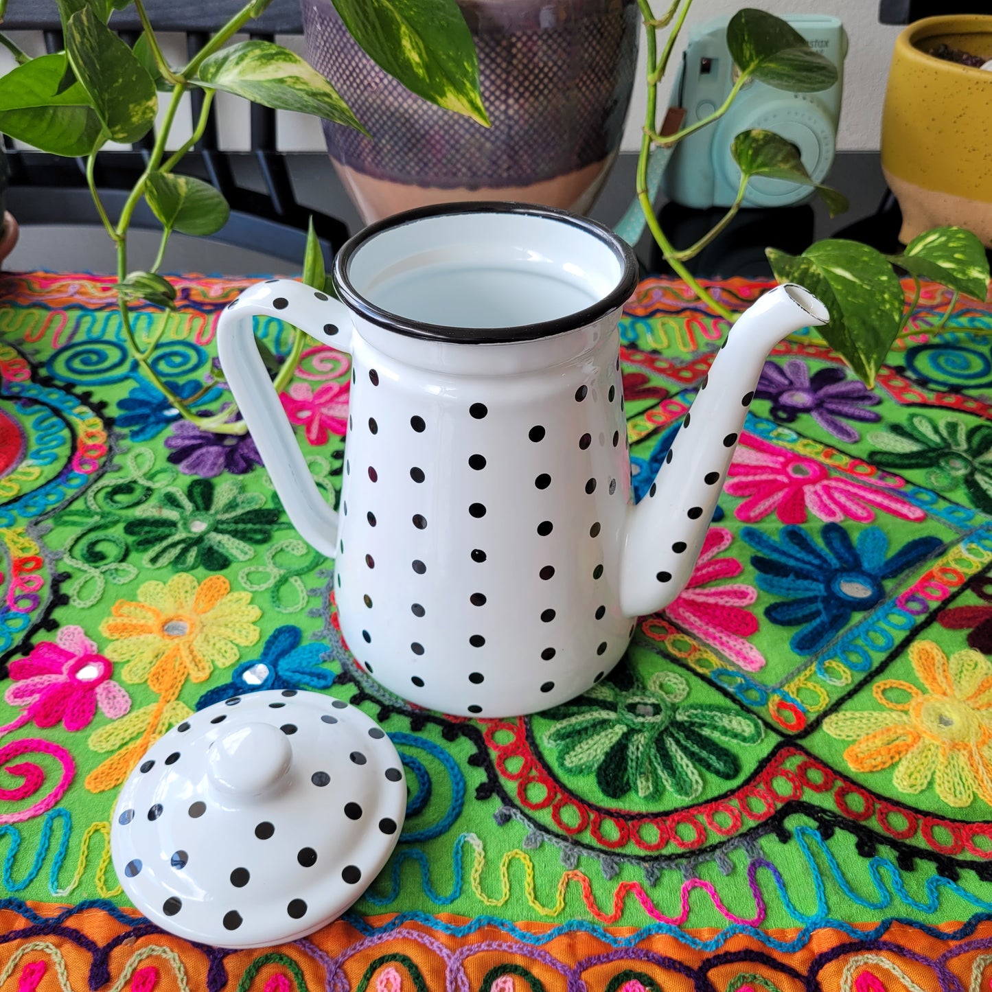 Tetera Enlozada, Diseño Color Blanco con Lunares Negros