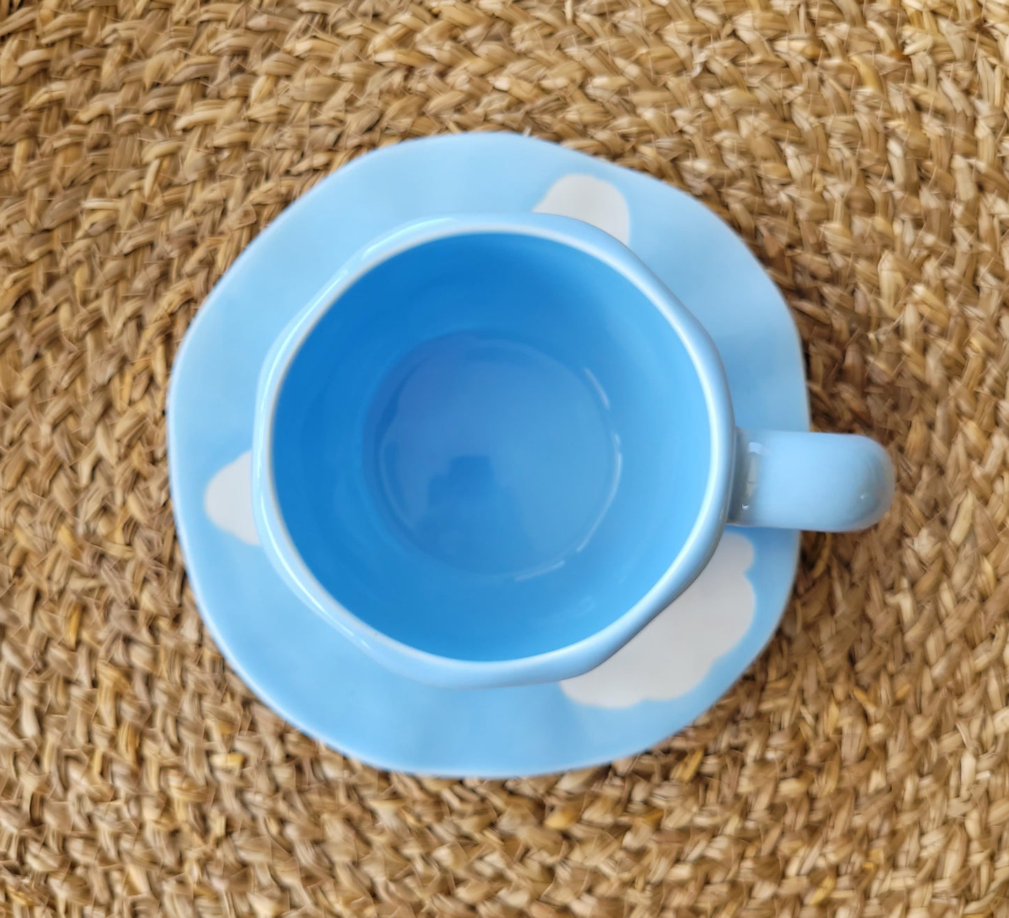 Taza de cerámica diseño color cielo.